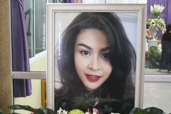 Tang lễ Á hậu Thái tử nạn cùng chủ tịch Leicester: Mẹ gào khóc, bố buồn đau cùng người thân đưa tiễn con gái