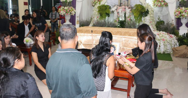 Tang lễ Á hậu Thái tử nạn cùng chủ tịch Leicester: Mẹ gào khóc, bố buồn đau cùng người thân đưa tiễn con gái