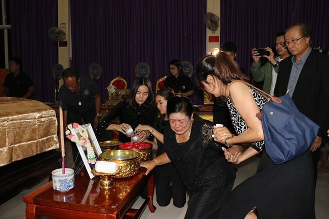 Tang lễ Á hậu Thái tử nạn cùng chủ tịch Leicester: Mẹ gào khóc, bố buồn đau cùng người thân đưa tiễn con gái