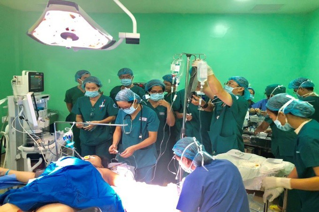 Bác sĩ Sài Gòn tìm người có nhóm máu hiếm gặp AB/Rh(-) cứu sản phụ băng huyết sau sinh