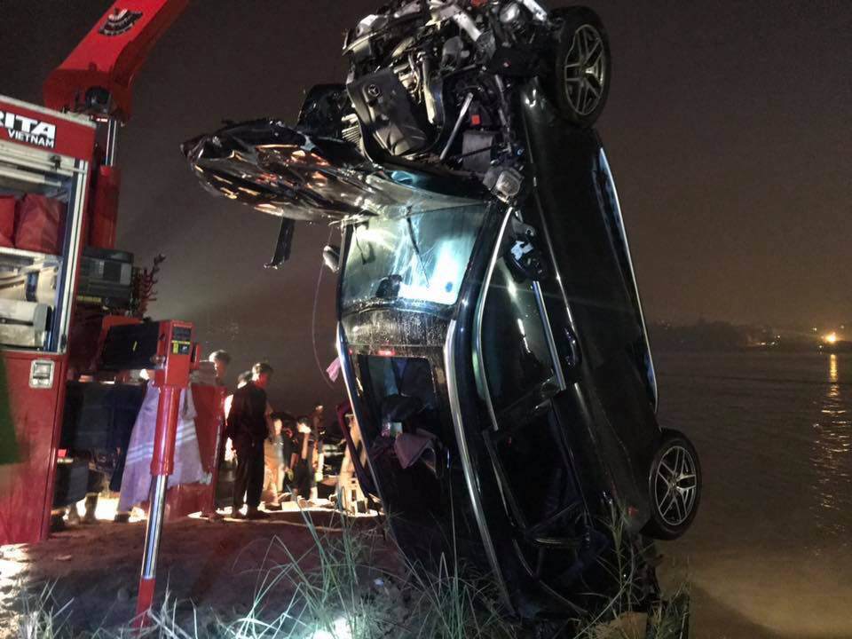 Phút bẻ lái định mệnh của ô tô Mercedes trước khi lao xuống sông qua lời nhân chứng