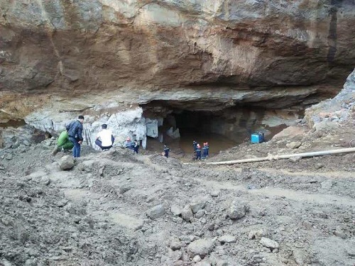 Sập mỏ vàng khai thác lậu, hai người bị mắc kẹt