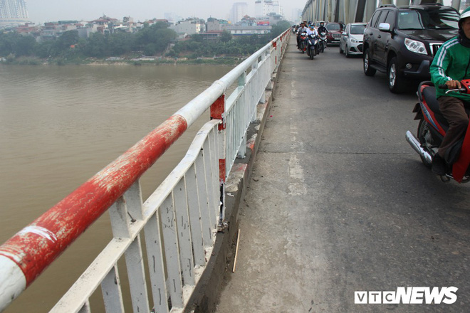 Xe Mercedes lao xuống sông Hồng, 2 người chết: Lực lượng chức năng vẫn tìm kiếm tại hiện trường