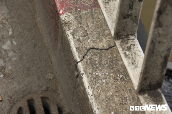 Xe Mercedes lao xuống sông Hồng, 2 người chết: Lực lượng chức năng vẫn tìm kiếm tại hiện trường