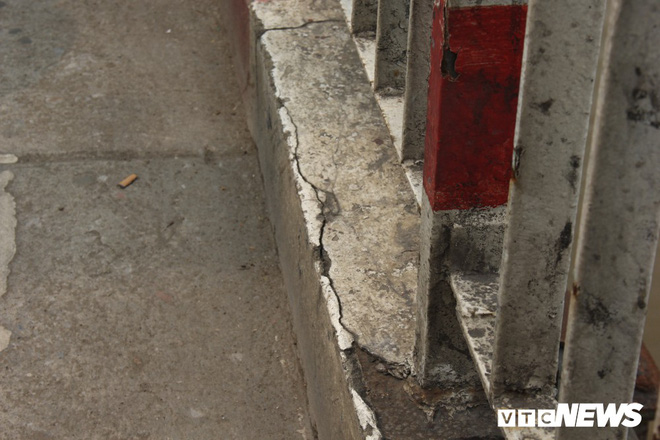 Xe Mercedes lao xuống sông Hồng, 2 người chết: Lực lượng chức năng vẫn tìm kiếm tại hiện trường