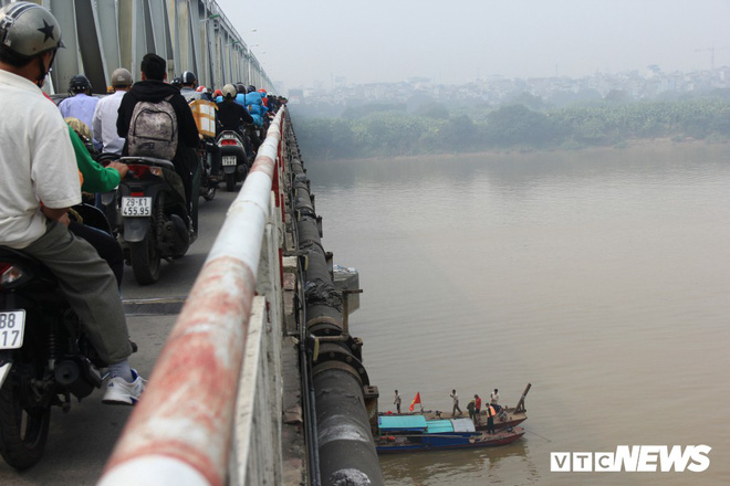 Xe Mercedes lao xuống sông Hồng, 2 người chết: Lực lượng chức năng vẫn tìm kiếm tại hiện trường