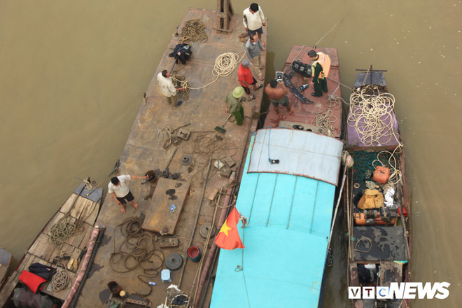 Xe Mercedes lao xuống sông Hồng, 2 người chết: Lực lượng chức năng vẫn tìm kiếm tại hiện trường