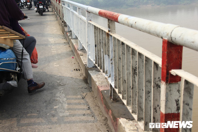 Xe Mercedes lao xuống sông Hồng, 2 người chết: Lực lượng chức năng vẫn tìm kiếm tại hiện trường