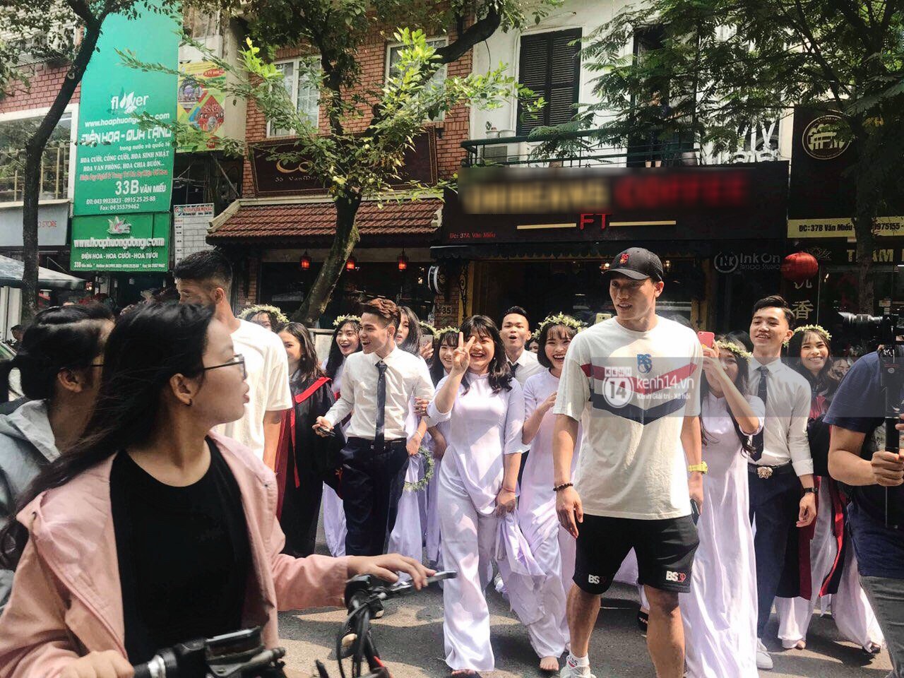 Thần thái sang chảnh như Idol, Bùi Tiến Dũng đi chơi thôi cũng làm tắc nghẽn phố Văn Miếu Thần thái sang chảnh như Idol, Bùi Tiến Dũng đi chơi thôi cũng làm tắc nghẽn phố Văn Miếu