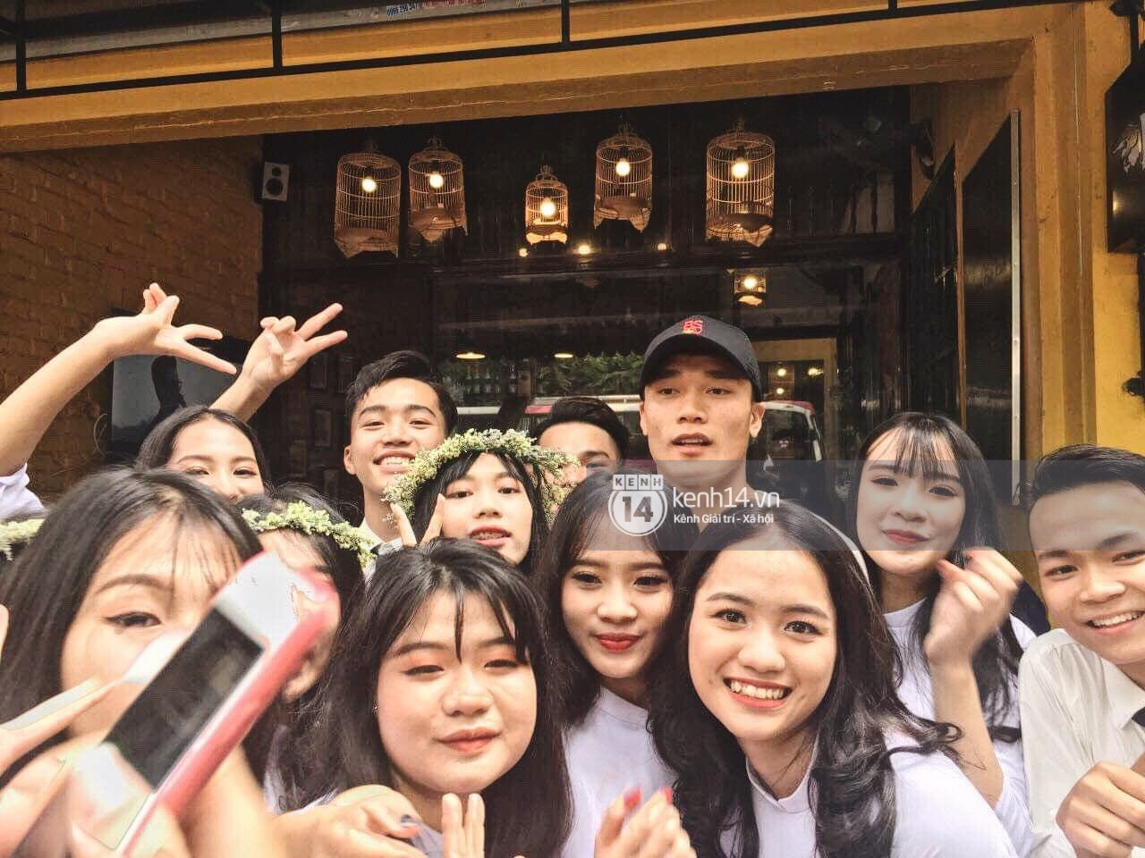 Thần thái sang chảnh như Idol, Bùi Tiến Dũng đi chơi thôi cũng làm tắc nghẽn phố Văn Miếu Thần thái sang chảnh như Idol, Bùi Tiến Dũng đi chơi thôi cũng làm tắc nghẽn phố Văn Miếu