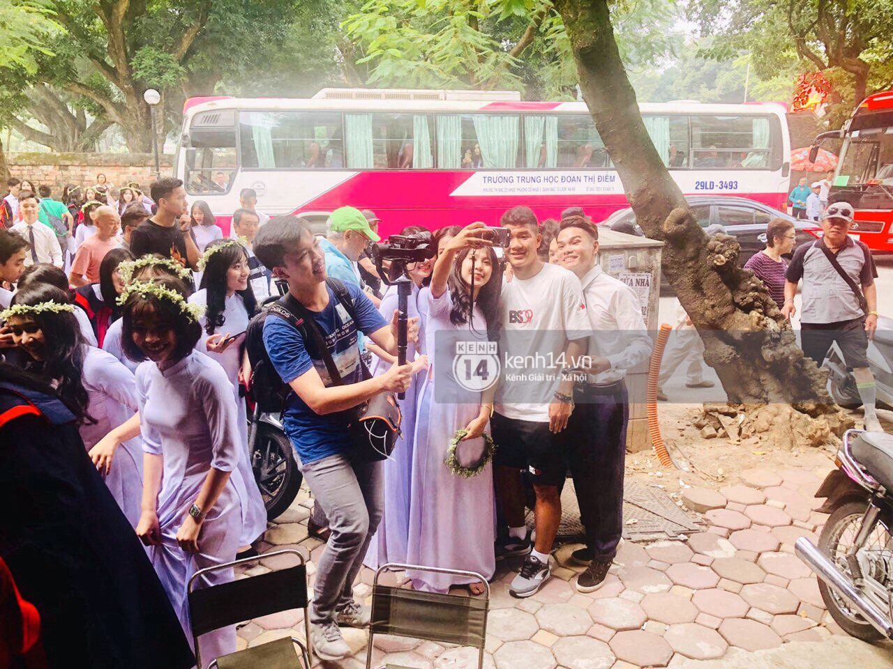 Thần thái sang chảnh như Idol, Bùi Tiến Dũng đi chơi thôi cũng làm tắc nghẽn phố Văn Miếu Thần thái sang chảnh như Idol, Bùi Tiến Dũng đi chơi thôi cũng làm tắc nghẽn phố Văn Miếu