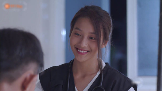 Hết hồn với sạn y học trong Hậu Duệ Mặt Trời bản Việt: Khả Ngân chơi liều, bỏ khẩu trang tiếp xúc với người bị bệnh dịch