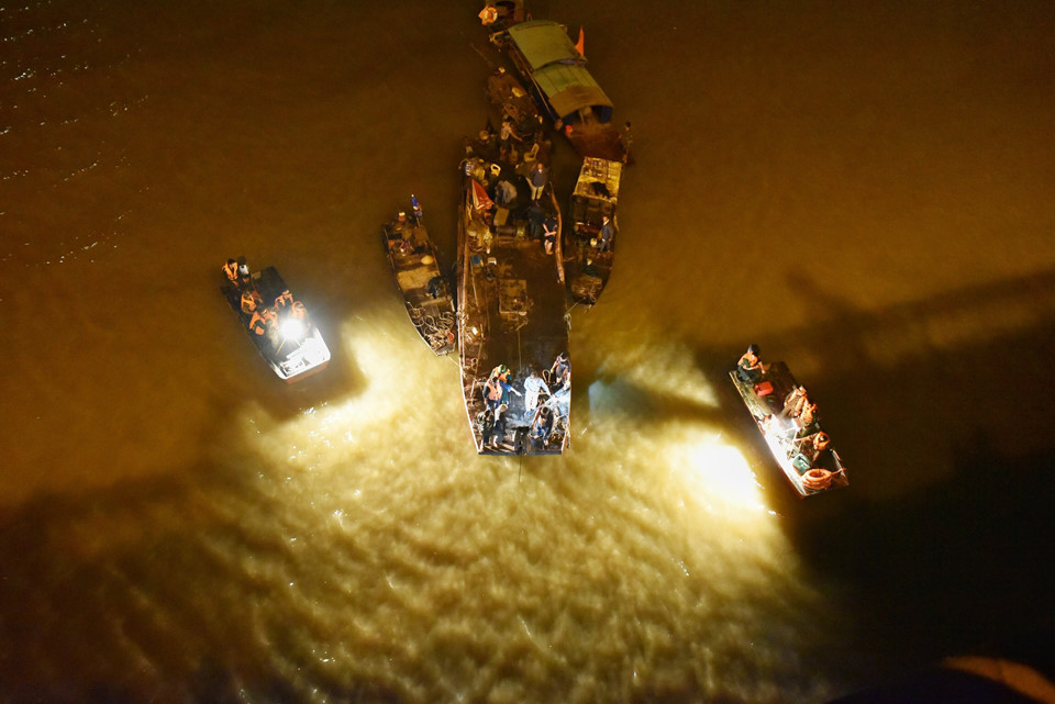 Hiện trường chiếc Mercedes rơi xuống sông Hồng từ cầu Chương Dương