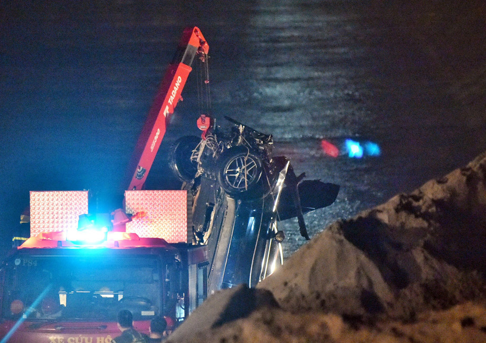 Hiện trường chiếc Mercedes rơi xuống sông Hồng từ cầu Chương Dương