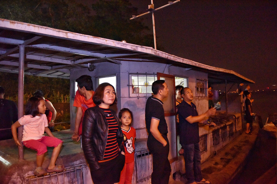 Hiện trường chiếc Mercedes rơi xuống sông Hồng từ cầu Chương Dương