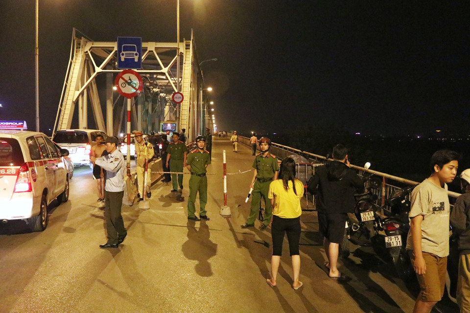 Hiện trường chiếc Mercedes rơi xuống sông Hồng từ cầu Chương Dương