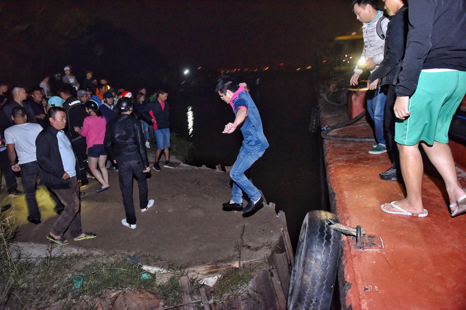 Hiện trường chiếc Mercedes rơi xuống sông Hồng từ cầu Chương Dương