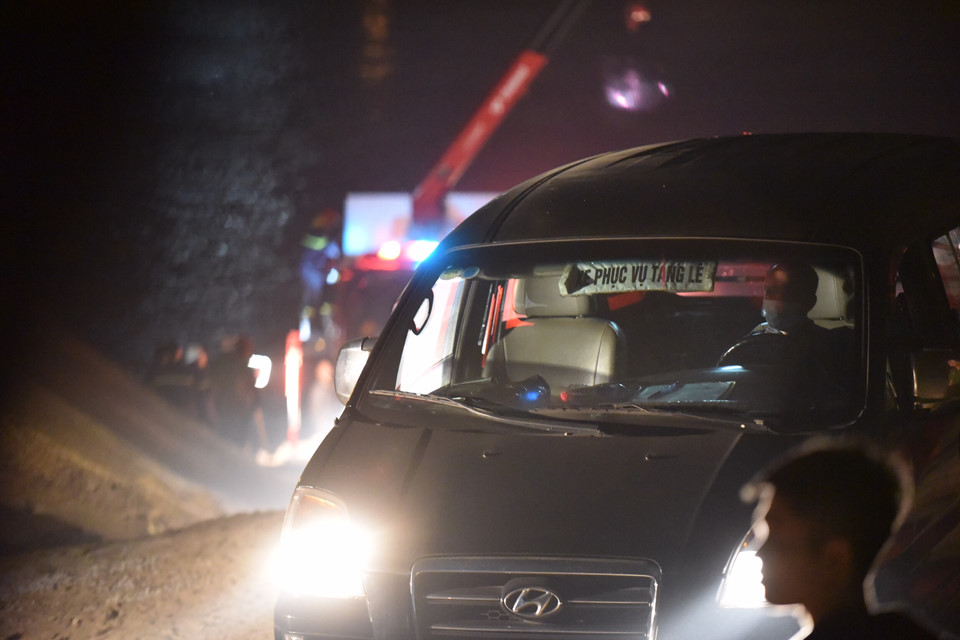 Hiện trường chiếc Mercedes rơi xuống sông Hồng từ cầu Chương Dương