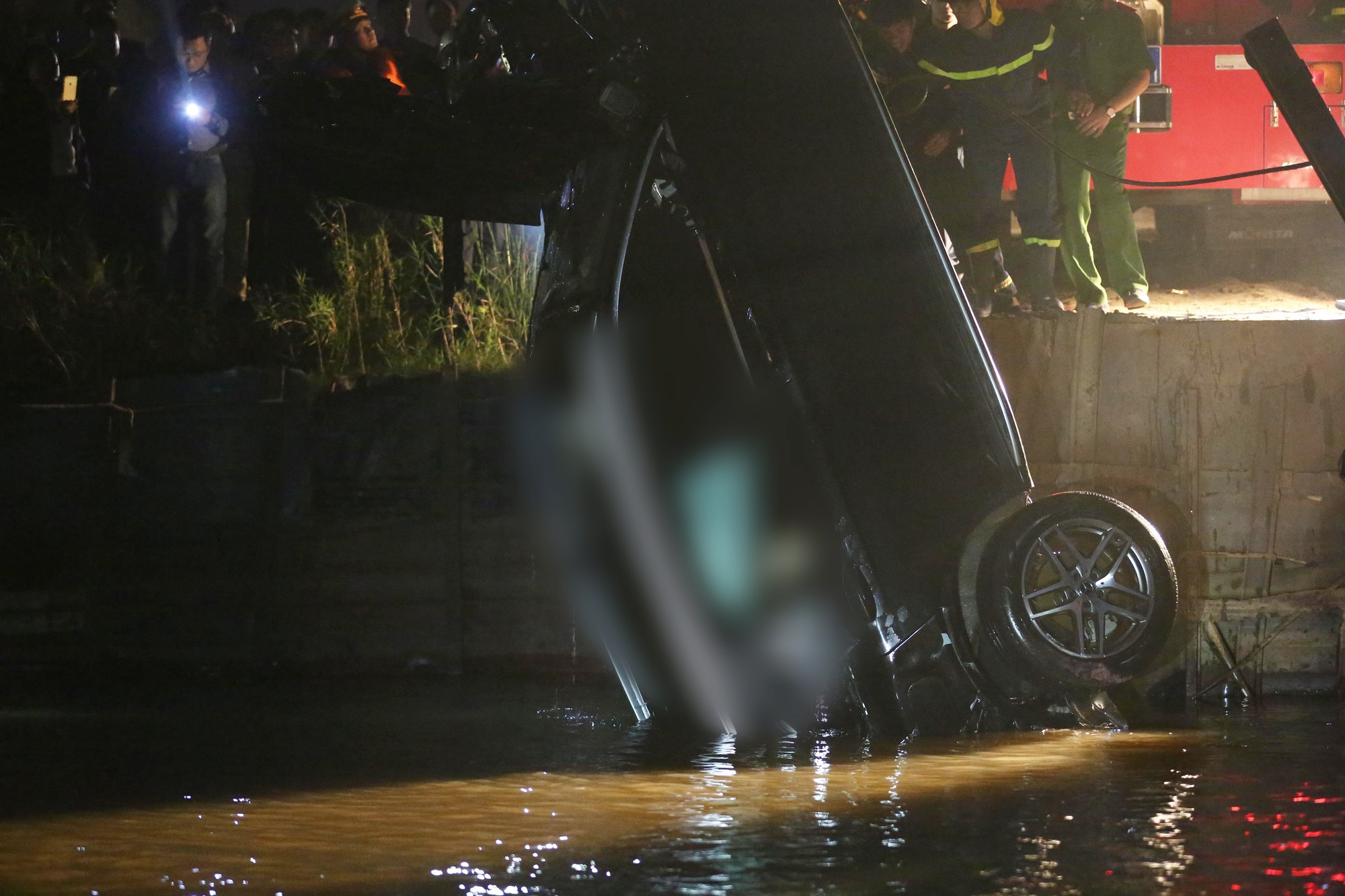 Trục vớt ô tô Mercedes lao từ cầu Chương Dương xuống sông Hồng: Hai thi thể trong xe gồm 1 nam, 1 nữ