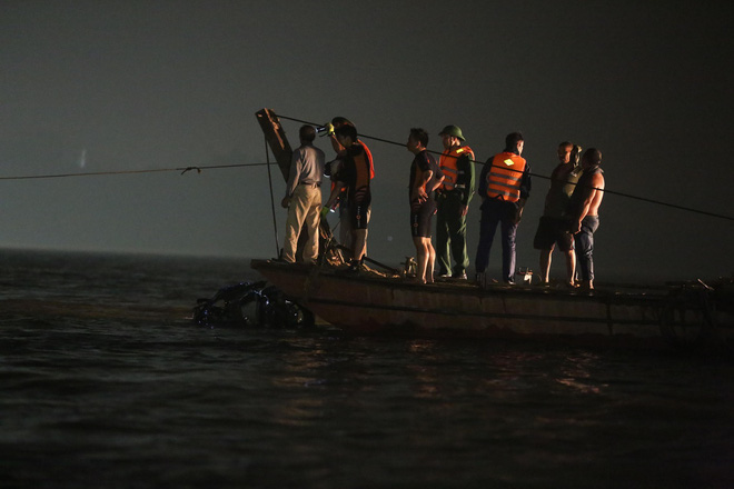 Trục vớt ô tô Mercedes lao từ cầu Chương Dương xuống sông Hồng: Hai thi thể trong xe gồm 1 nam, 1 nữ