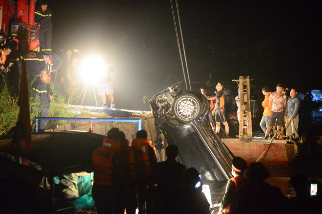 Trục vớt ô tô Mercedes lao từ cầu Chương Dương xuống sông Hồng: Hai thi thể trong xe gồm 1 nam, 1 nữ