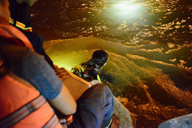 Trục vớt ô tô Mercedes lao từ cầu Chương Dương xuống sông Hồng: Hai thi thể trong xe gồm 1 nam, 1 nữ