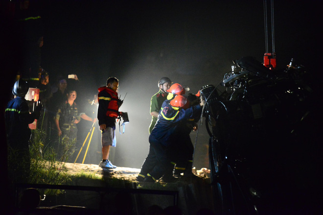 Trục vớt ô tô Mercedes lao từ cầu Chương Dương xuống sông Hồng: Hai thi thể trong xe gồm 1 nam, 1 nữ