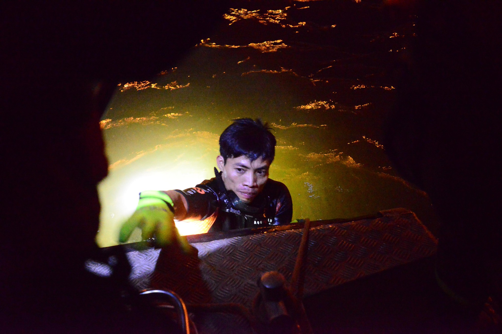 Trục vớt ô tô Mercedes lao từ cầu Chương Dương xuống sông Hồng: Hai thi thể trong xe gồm 1 nam, 1 nữ