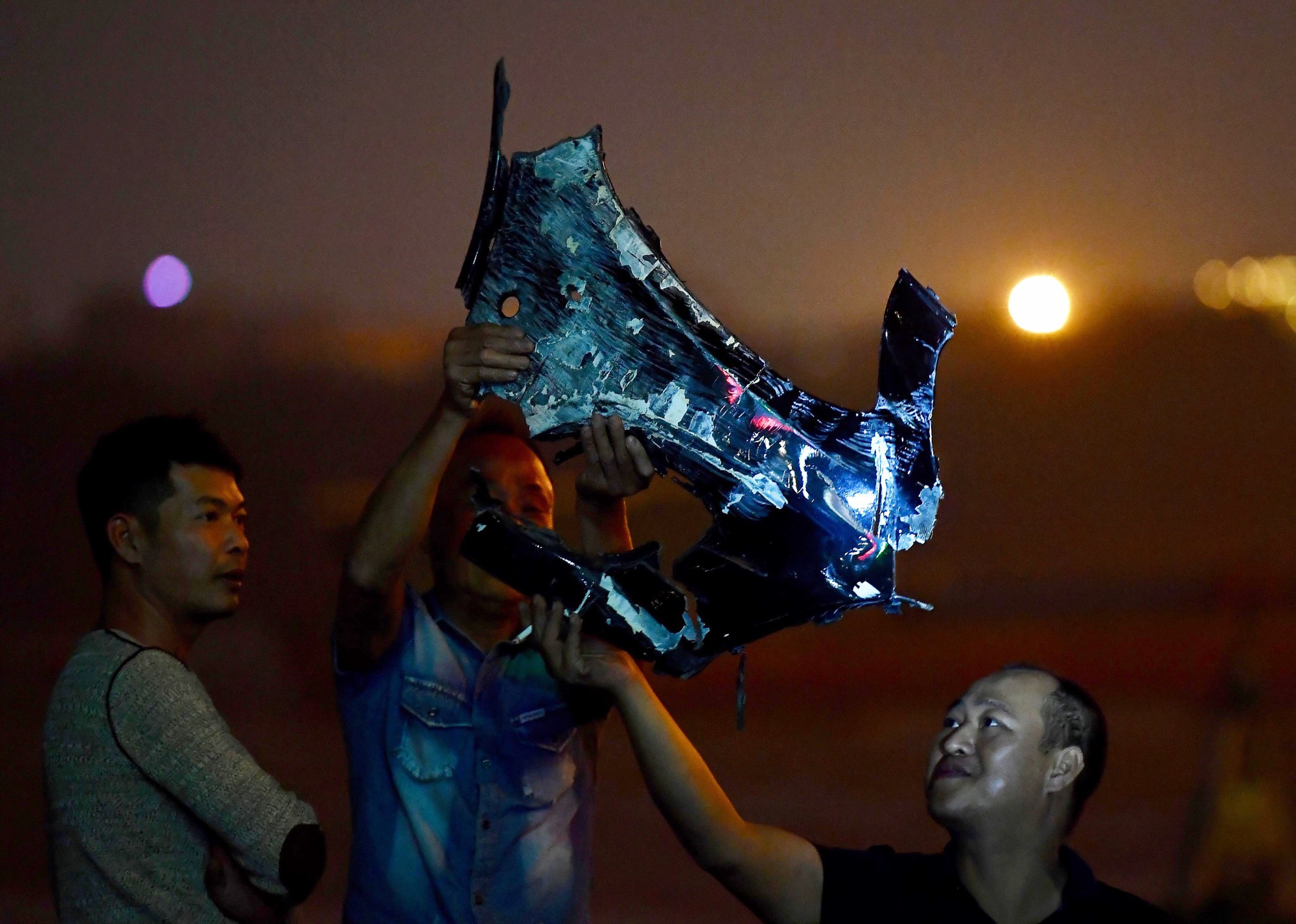 Trục vớt ô tô Mercedes lao từ cầu Chương Dương xuống sông Hồng: Hai thi thể trong xe gồm 1 nam, 1 nữ