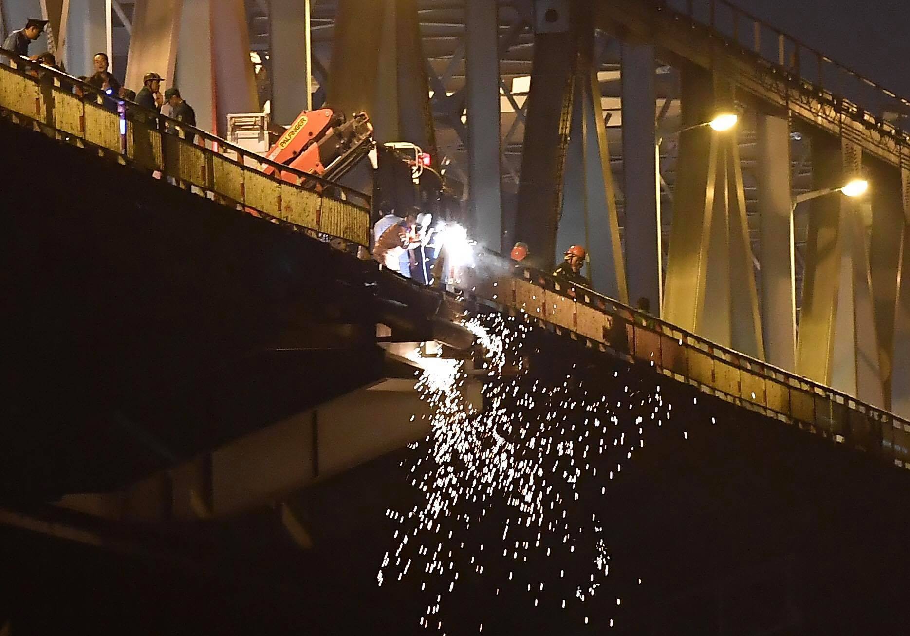 Trục vớt ô tô Mercedes lao từ cầu Chương Dương xuống sông Hồng: Hai thi thể trong xe gồm 1 nam, 1 nữ