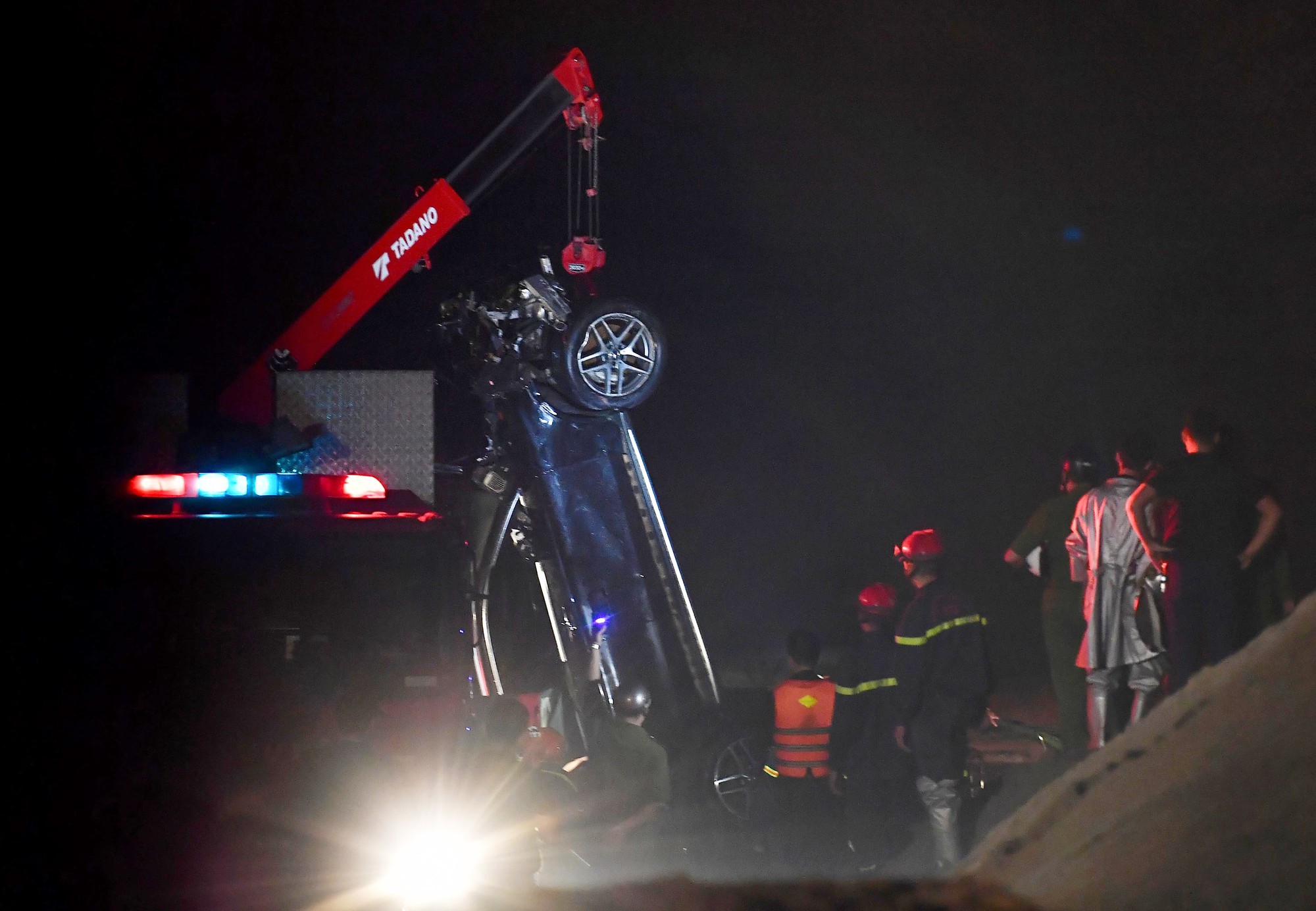 Trục vớt ô tô Mercedes lao từ cầu Chương Dương xuống sông Hồng: Hai thi thể trong xe gồm 1 nam, 1 nữ