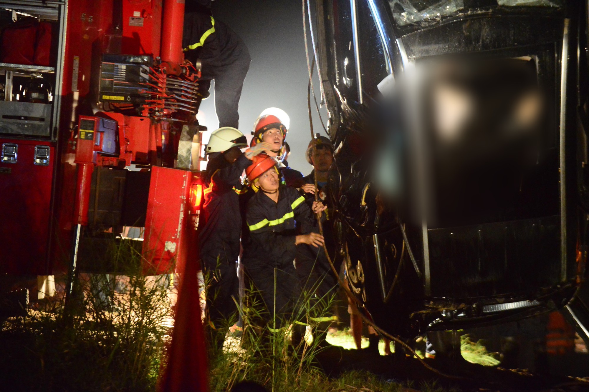 Trục vớt ô tô Mercedes lao từ cầu Chương Dương xuống sông Hồng: Hai thi thể trong xe gồm 1 nam, 1 nữ