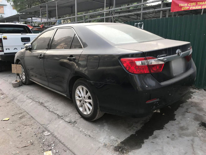 Hà Nội: Đỗ xe trên vỉa hè rồi bỏ đi mất, tài xế Camry được tặng thêm cục bê tông vào bánh trước