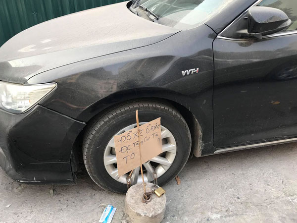 Hà Nội: Đỗ xe trên vỉa hè rồi bỏ đi mất, tài xế Camry được tặng thêm cục bê tông vào bánh trước