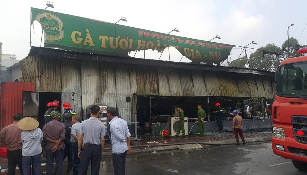 Nhà hàng gà Hoàng Gia bốc cháy ngùn ngụt, mọi tài sản bị thiêu rụi