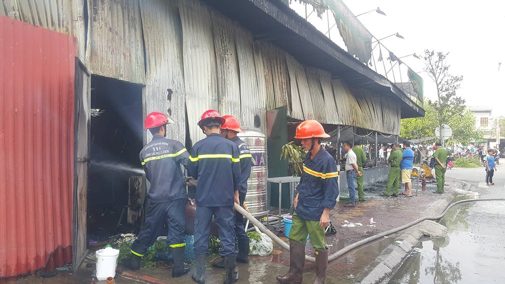 Nhà hàng gà Hoàng Gia bốc cháy ngùn ngụt, mọi tài sản bị thiêu rụi