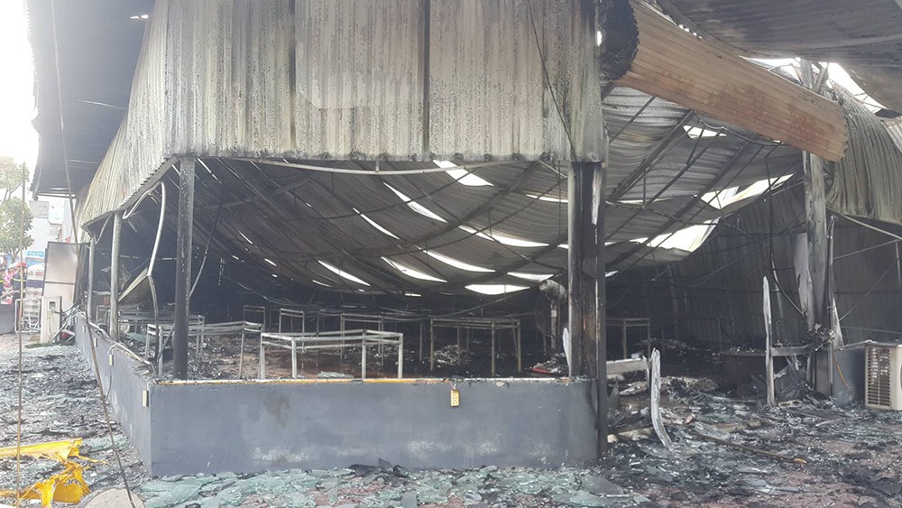 Nhà hàng gà Hoàng Gia bốc cháy ngùn ngụt, mọi tài sản bị thiêu rụi