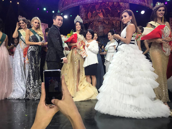 Phương Khánh xúc động ôm mẹ khóc nức nở trên sân khấu đăng quang Hoa hậu Trái đất 2018