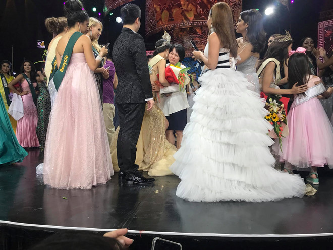 Phương Khánh xúc động ôm mẹ khóc nức nở trên sân khấu đăng quang Hoa hậu Trái đất 2018