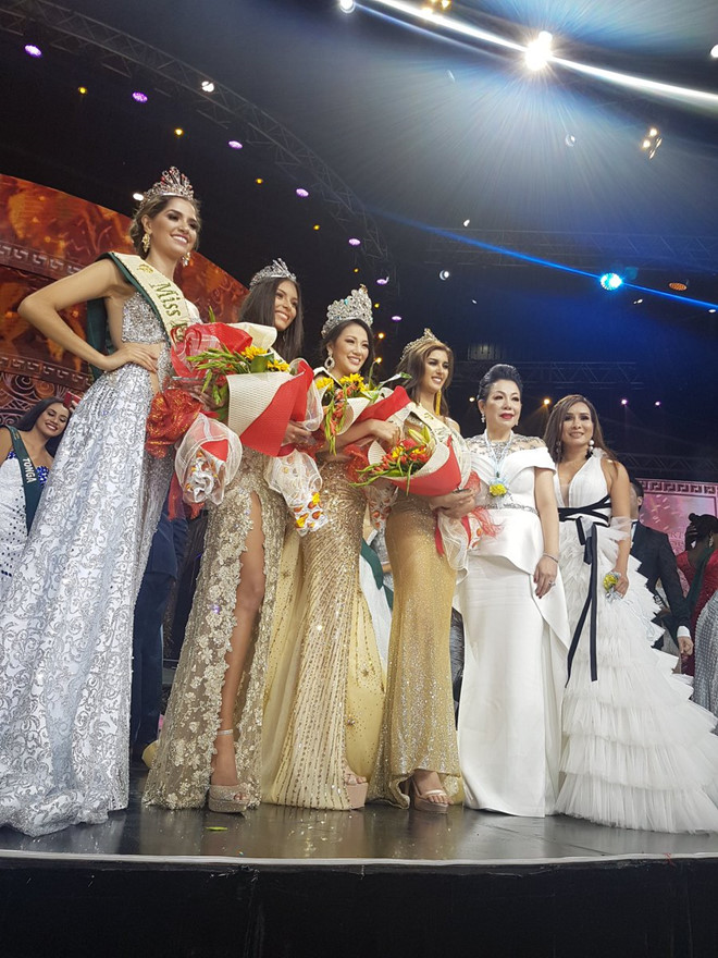 Phương Khánh xúc động ôm mẹ khóc nức nở trên sân khấu đăng quang Hoa hậu Trái đất 2018