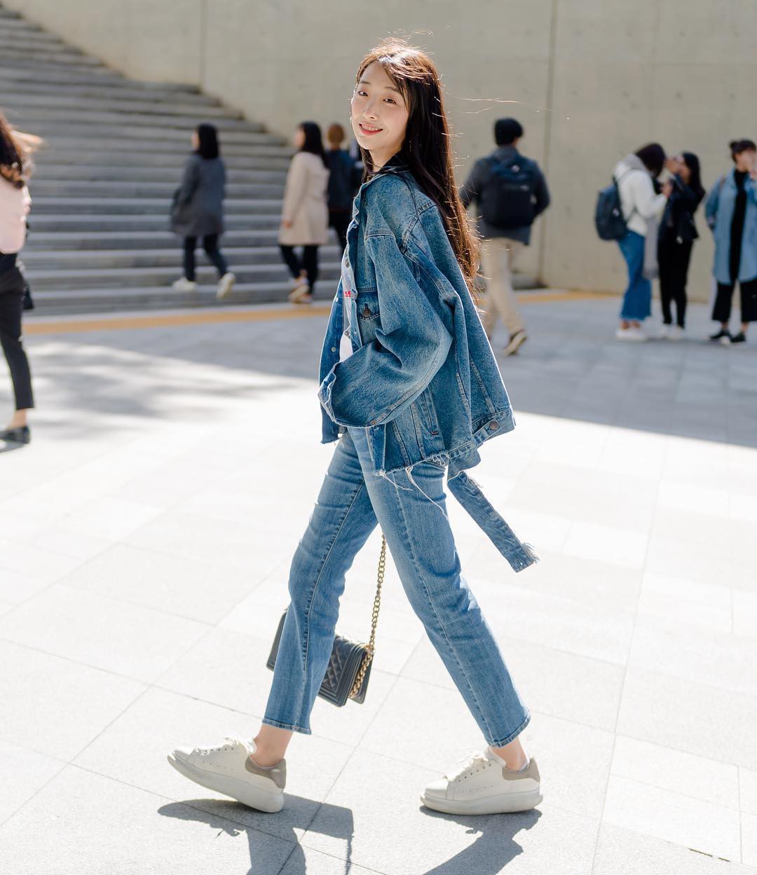 Street style giới trẻ Hàn tuần qua chứng minh: mix đồ đơn giản, thoải mái luôn đẹp và cool nhất