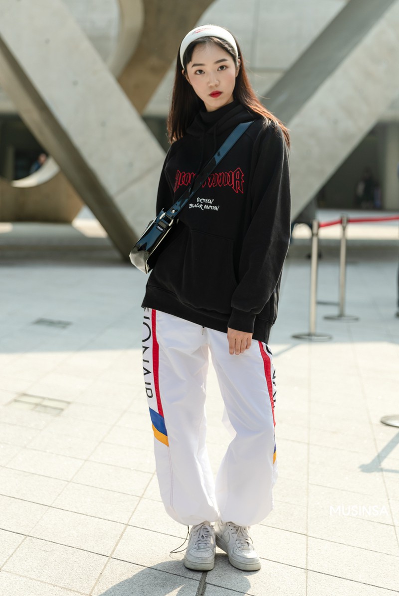Street style giới trẻ Hàn tuần qua chứng minh: mix đồ đơn giản, thoải mái luôn đẹp và cool nhất