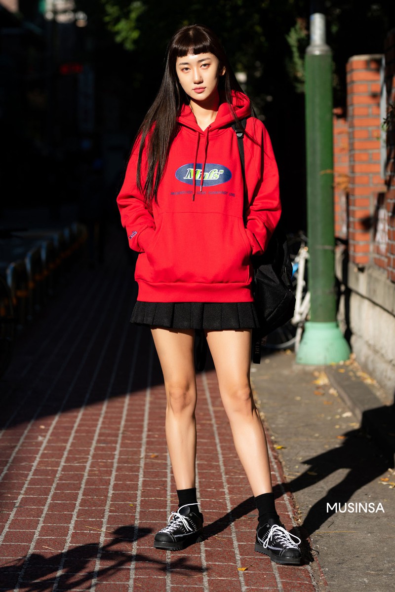 Street style giới trẻ Hàn tuần qua chứng minh: mix đồ đơn giản, thoải mái luôn đẹp và cool nhất