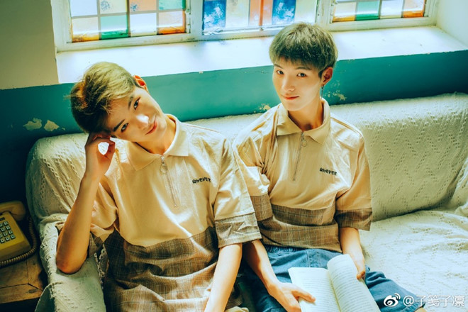 Cặp song sinh cao 1,83 m nổi tiếng vì vừa đẹp trai vừa hài hước