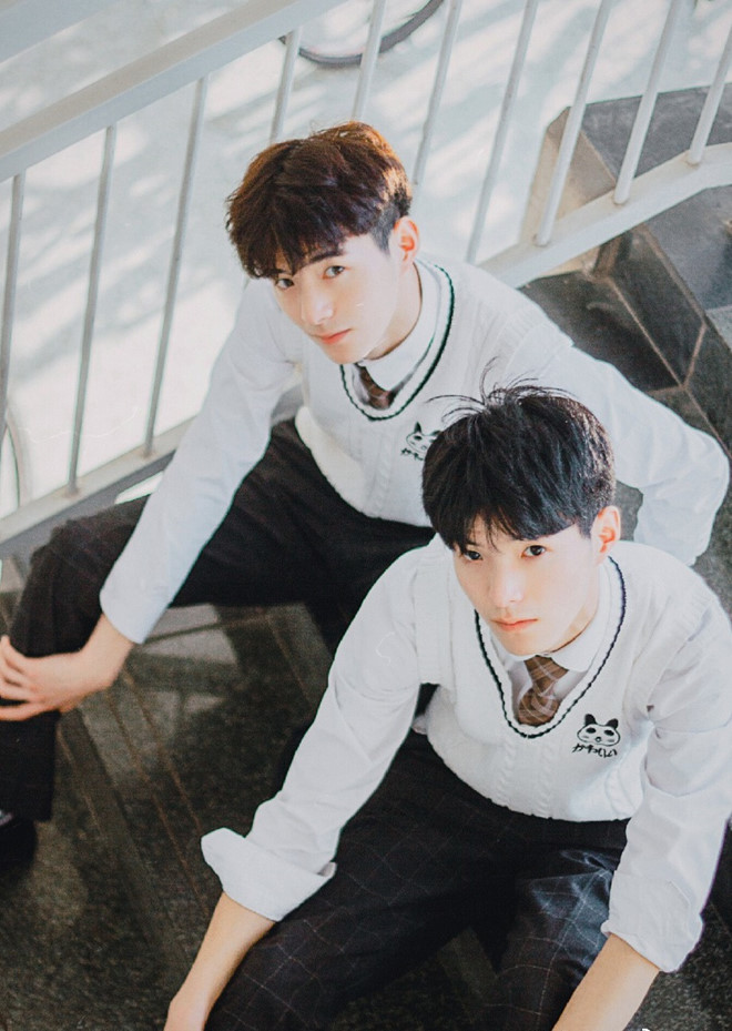 Cặp song sinh cao 1,83 m nổi tiếng vì vừa đẹp trai vừa hài hước