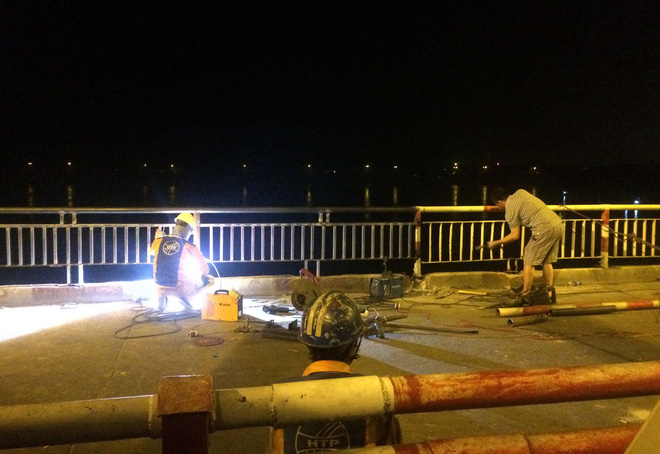 Mercedes lao xuống Sông Hồng không còn biển số