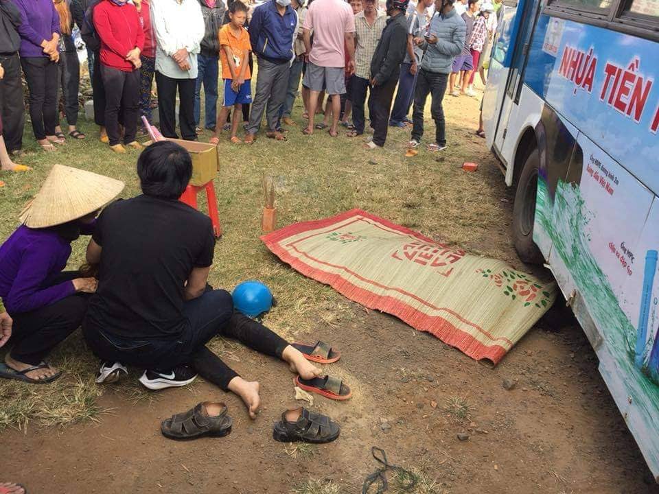 2 vợ chồng qua đường bị xe buýt cán tử vong thương tâm