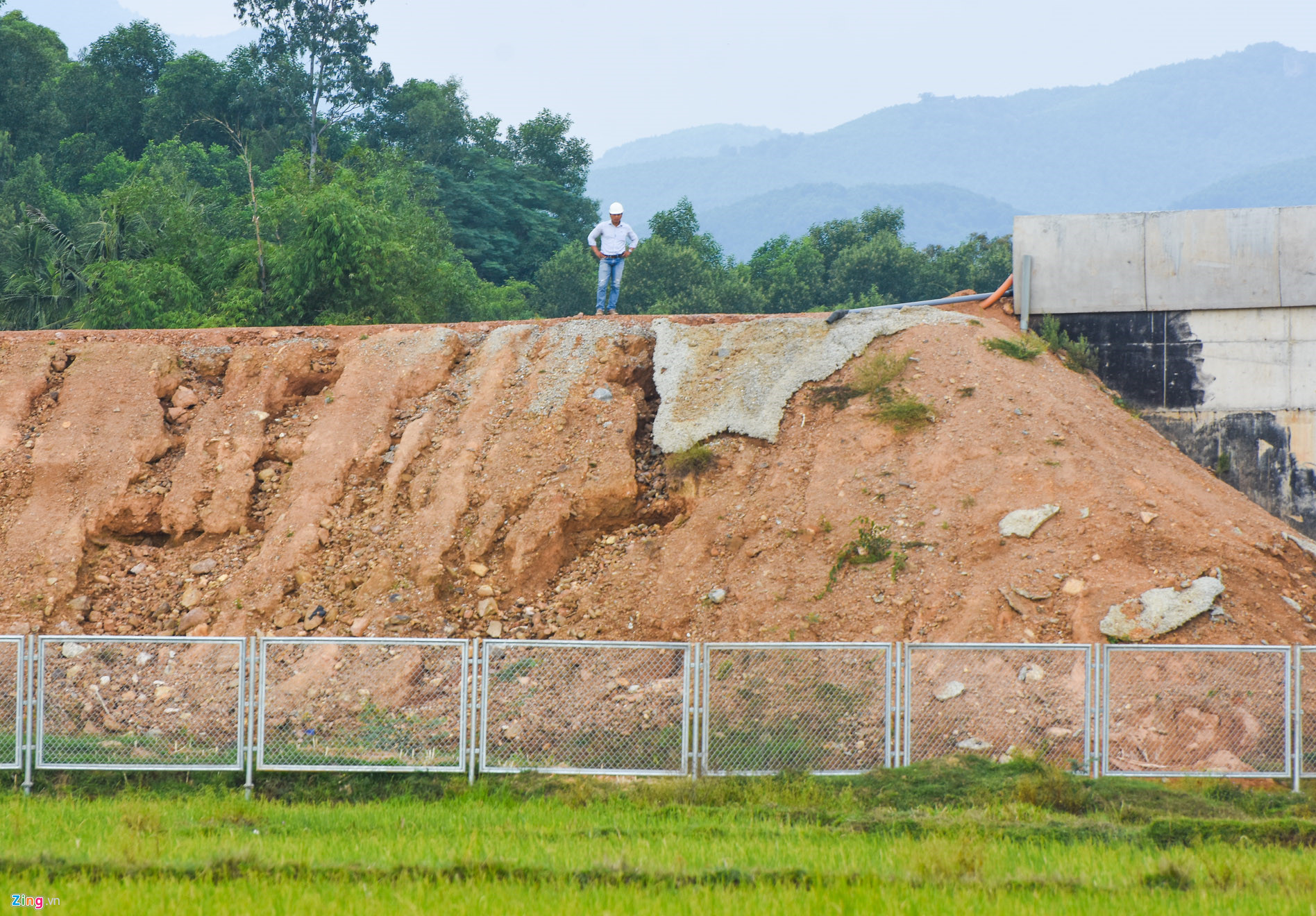 Video ảnh: Dân khốn khổ vì nhà thầu cao tốc 34.500 tỷ chậm khắc phục đường