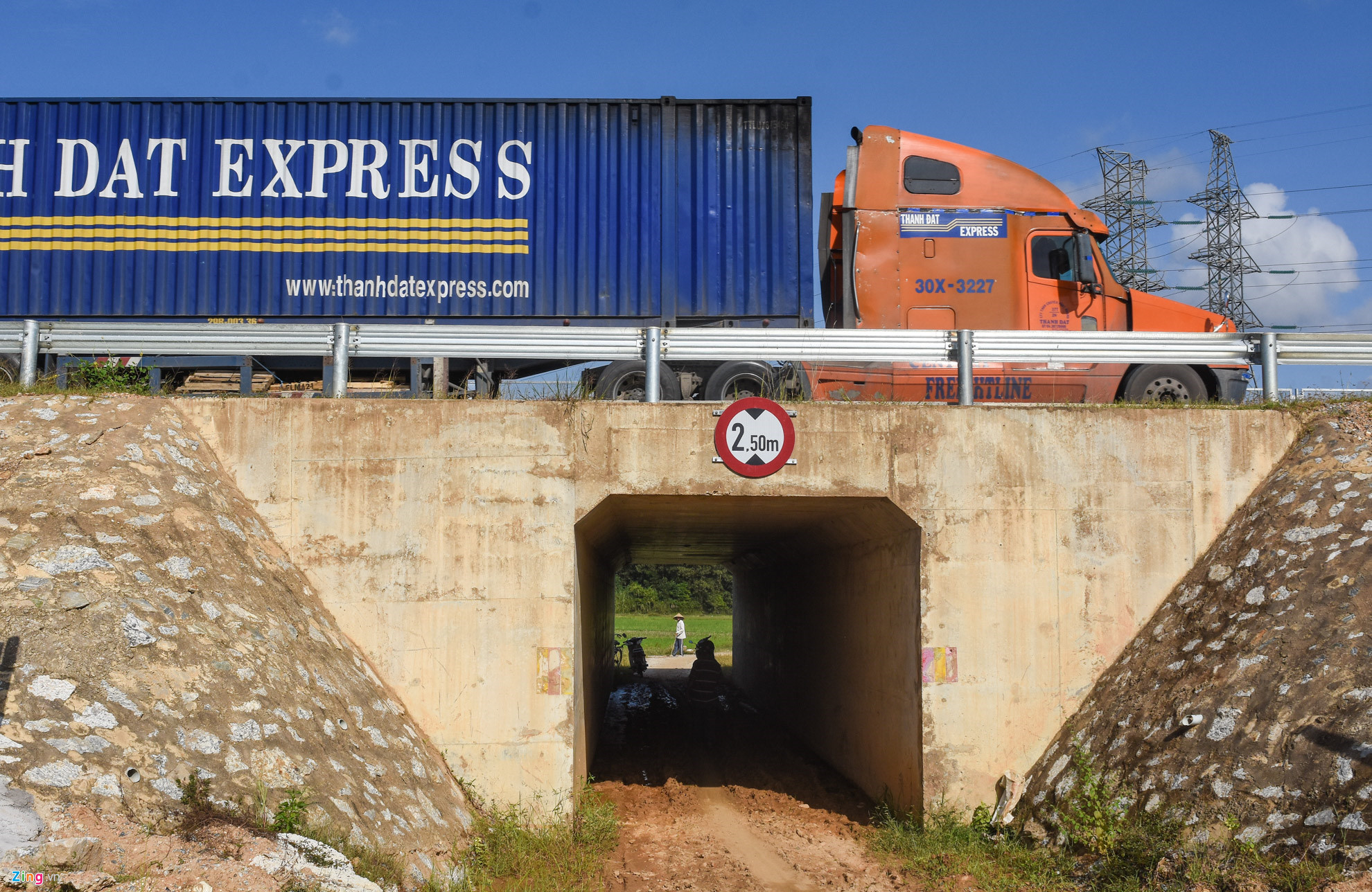 Video ảnh: Dân khốn khổ vì nhà thầu cao tốc 34.500 tỷ chậm khắc phục đường