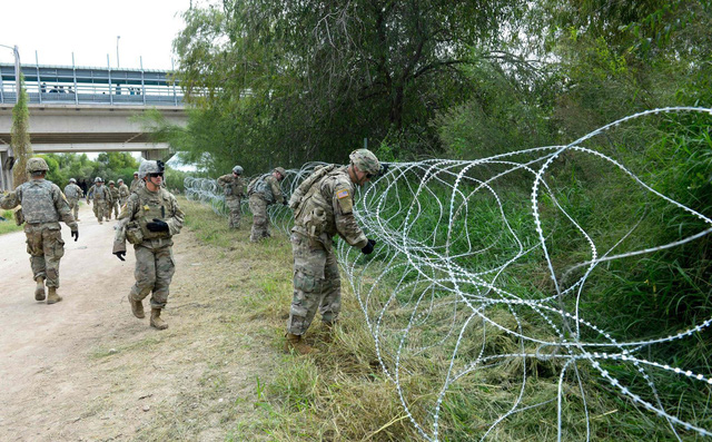 Lầu Năm Góc chống lệnh Tổng thống Trump điều binh lính vũ trang đối phó người nhập cư